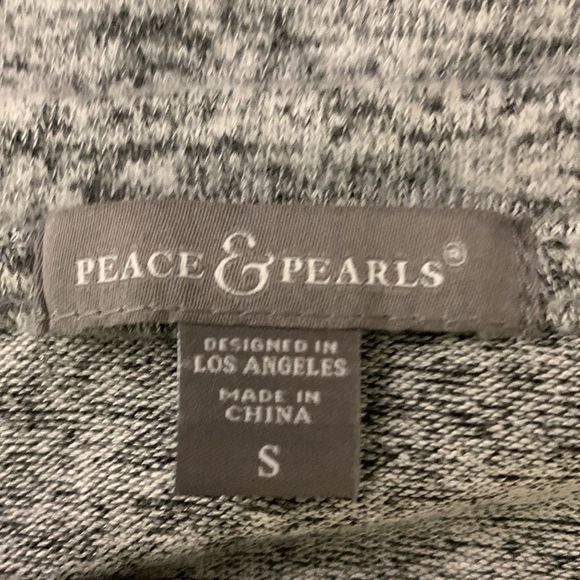 Peace & Pearl’s Women’s Sz small grey 3/4 sleeve scoop neck Sweater - Picture 4 of 6